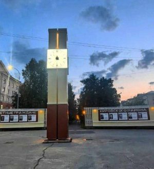 Новые уличные часы с подсветкой запустили в Кировском районе Кемерова