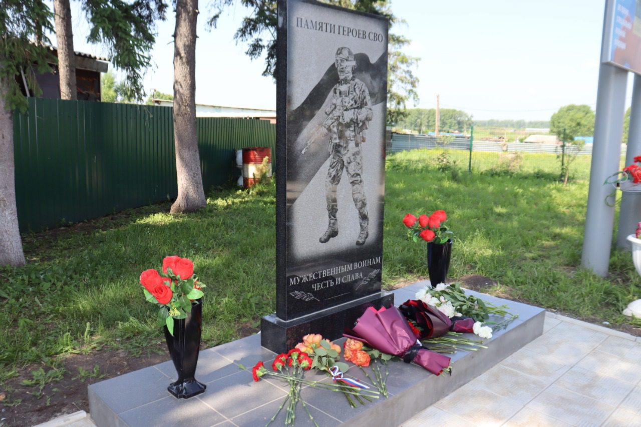Памятники труженикам тыла и бойцам СВО открыли в Юргинском округе