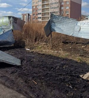 В Кемерове владельца участка заставили укрепить опасный забор на пути в школу