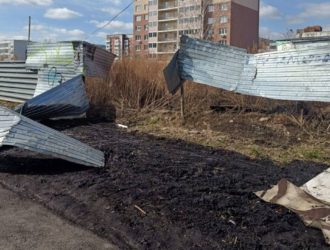 В Кемерове владельца участка заставили укрепить опасный забор на пути в школу
