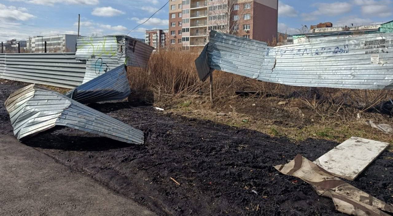 В Кемерове владельца участка заставили укрепить опасный забор на пути в школу
