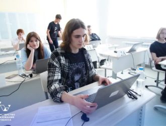 Сразу 10 выпускников в Кузбассе сдали ЕГЭ по информатике на 100 баллов