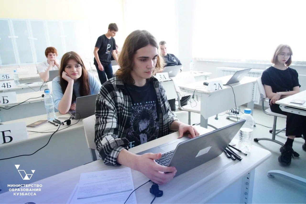 Сразу 10 выпускников в Кузбассе сдали ЕГЭ по информатике на 100 баллов