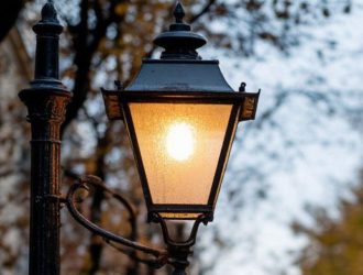 Экс-директора муниципального учреждения в Березовском осудили на 3,5 года за кражу уличных фонарей