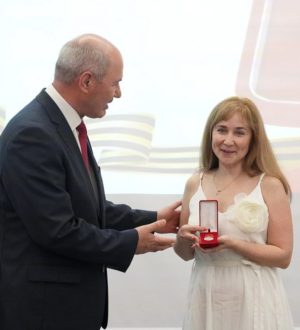 Кемеровчанке вручили найденную под Белгородом боевую награду прадеда-фронтовика