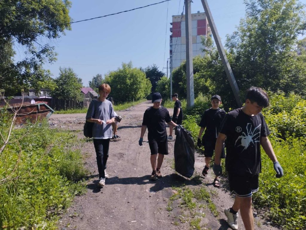 Каникулы с пользой: трудовой отряд новокузнечан очистил от мусора несколько территорий