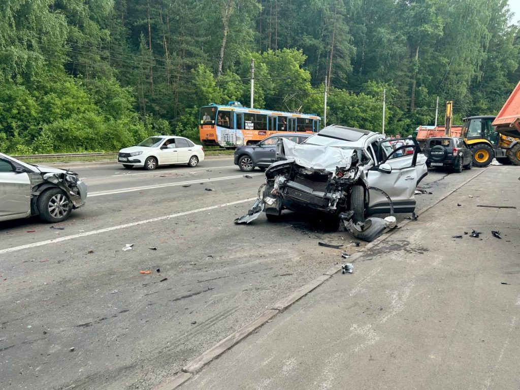 27 автомобилей столкнулись в Кемерове на Логовом шоссе