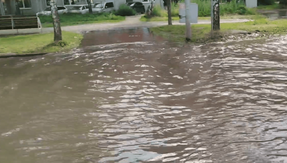 В Новокузнецке в двух микрорайонах отключили холодную воду из-за аварии