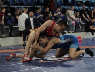 В Кемерове проходит первенство Сибири по вольной борьбе среди юниоров