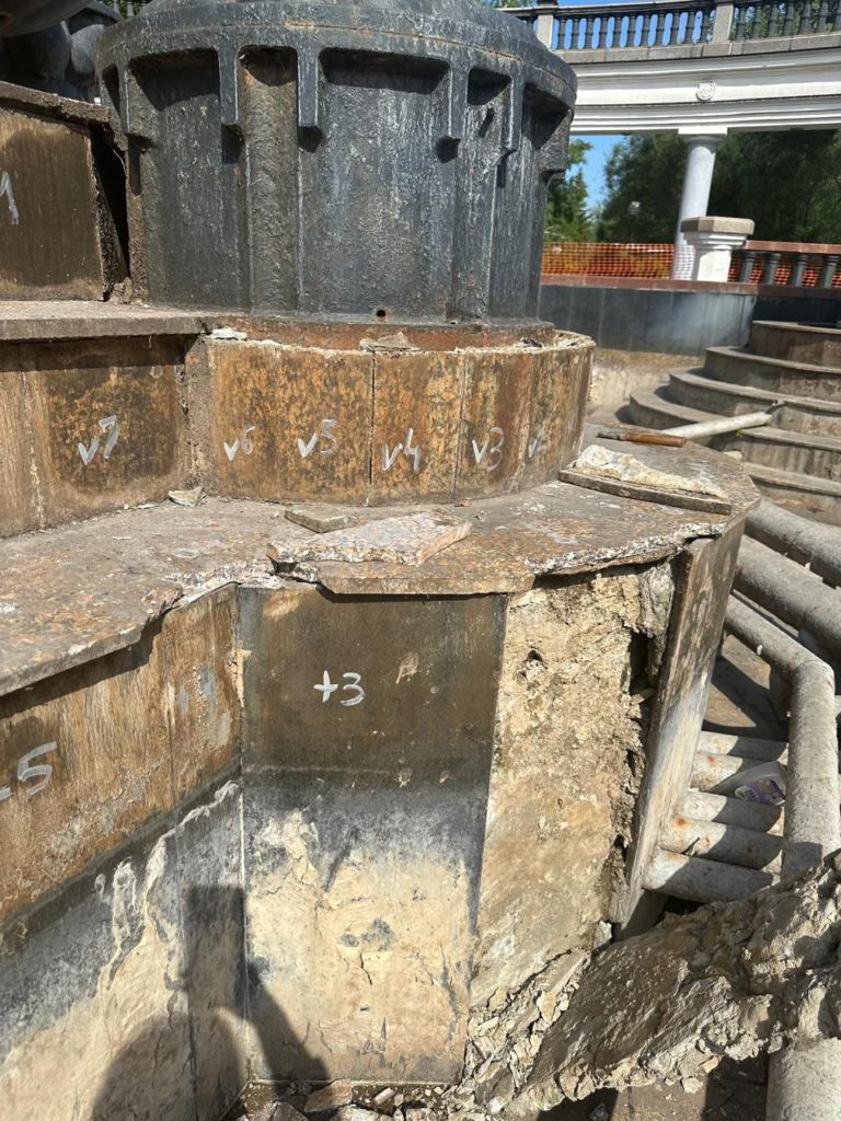 Вандалы разгромили фонтан в Саду Металлургов в Новокузнецке