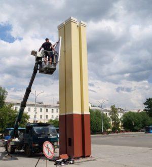 В Кировском районе Кемерове началась установка уличных часов