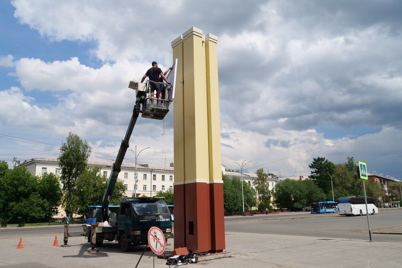 В Кировском районе Кемерове началась установка уличных часов