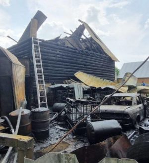В Юрге в результате большого пожара сгорели дом, гаражи и две машины