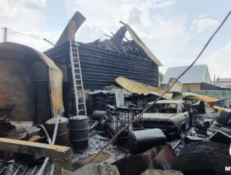 В Юрге в результате большого пожара сгорели дом, гаражи и две машины