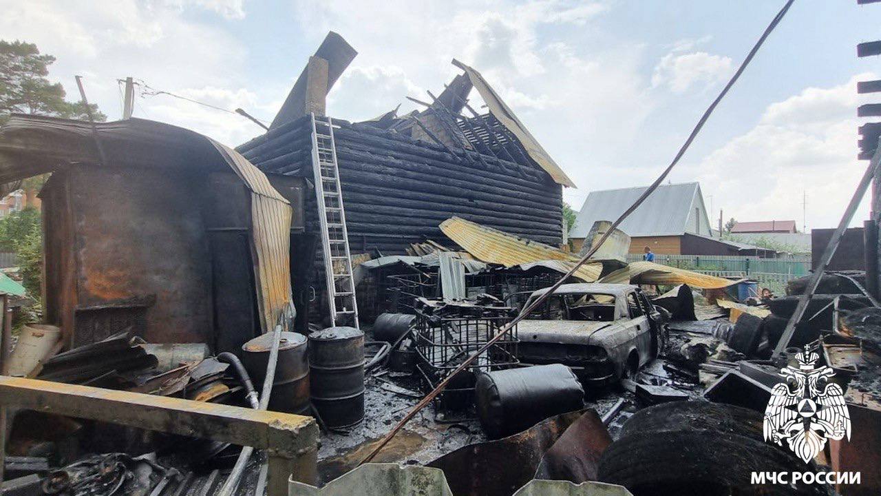 В Юрге в результате большого пожара сгорели дом, гаражи и две машины