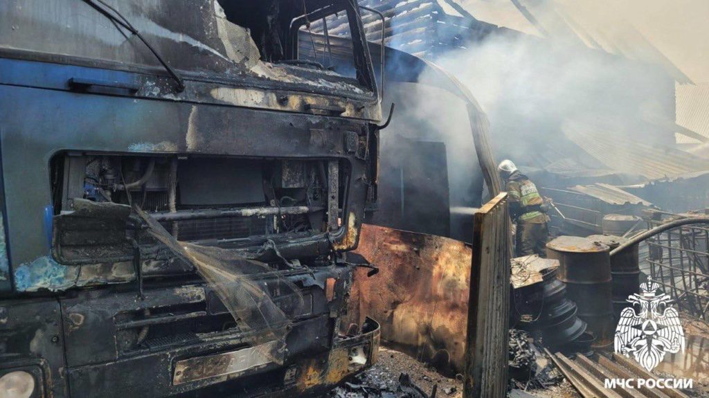 В Юрге в результате большого пожара сгорели дом, гаражи и две машины