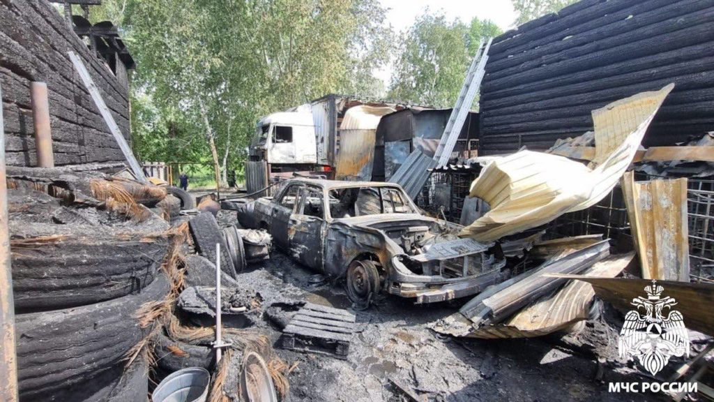 В Юрге в результате большого пожара сгорели дом, гаражи и две машины