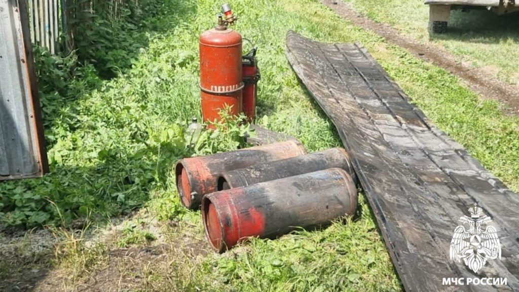 В Юрге в результате большого пожара сгорели дом, гаражи и две машины