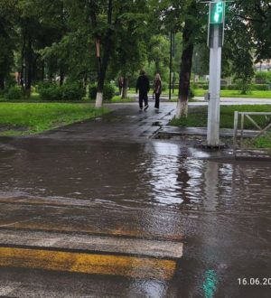 Новокузнечане жалуются на огромные лужи на отремонтированных дорогах города после каждого дождя