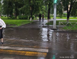 Новокузнечане жалуются на огромные лужи на отремонтированных дорогах города после каждого дождя