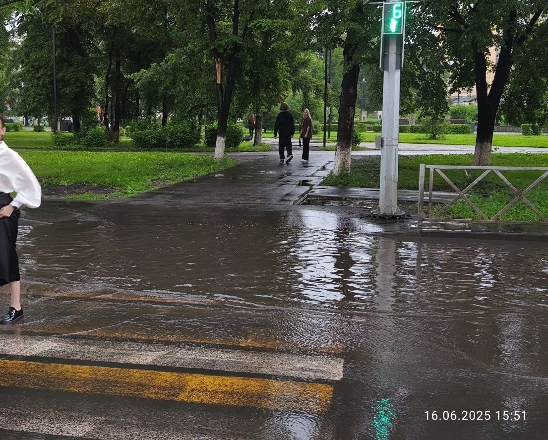 Новокузнечане жалуются на огромные лужи на отремонтированных дорогах города после каждого дождя
