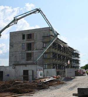 Пытаются наверстать отставание по срокам: в Белове прошел штаб на стройплощадке детской поликлиники