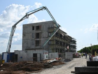 Пытаются наверстать отставание по срокам: в Белове прошел штаб на стройплощадке детской поликлиники