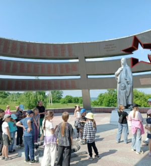 Юргинским школьникам провели экскурсию по памятным местам в рамках проекта «Маршруты Победы»