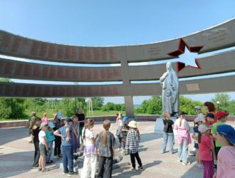 Юргинским школьникам провели экскурсию по памятным местам в рамках проекта «Маршруты Победы»