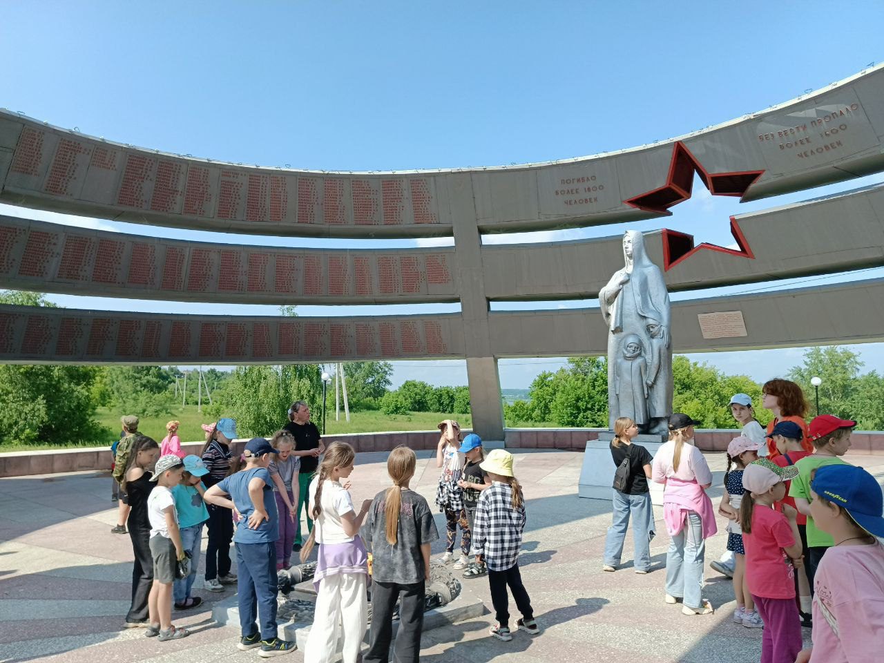 Юргинским школьникам провели экскурсию по памятным местам в рамках проекта «Маршруты Победы»