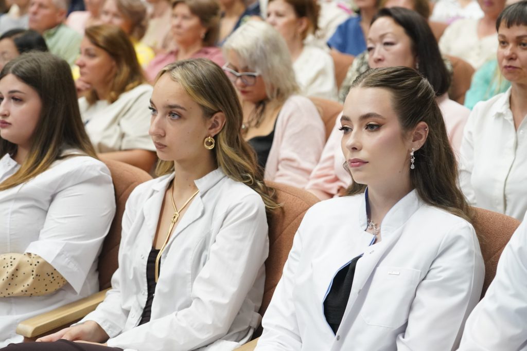 Выпускников Кемеровского медуниверситета с получением дипломов поздравил губернатор Кузбасса