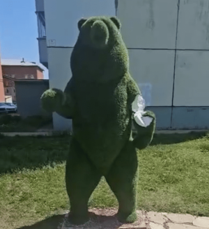 Оторвали мишке лапу: в Ленинске-Кузнецком вандалы повредили скульптуры косолапых