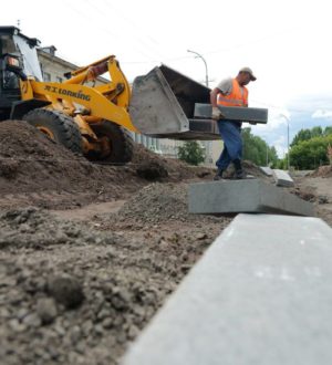 Тротуар начали ремонтировать в Рудничном районе Кемерова