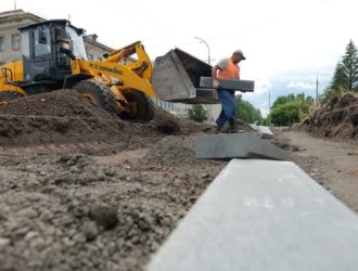 Тротуар начали ремонтировать в Рудничном районе Кемерова