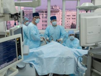 Кузбасские хирурги избавили пациента от почти 4-килограммовой опухоли