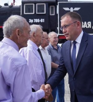 Труженики стальных магистралей: кузбасским железнодорожникам вручили награды в честь профессионального праздника