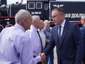Труженики стальных магистралей: кузбасским железнодорожникам вручили награды в честь профессионального праздника