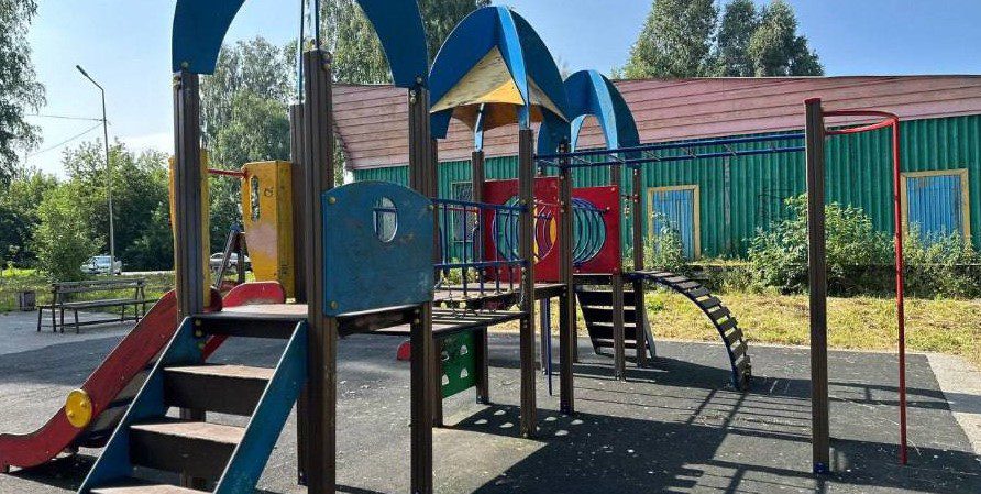 В Калтане детскую площадку привели в порядок после жалобы губернатору