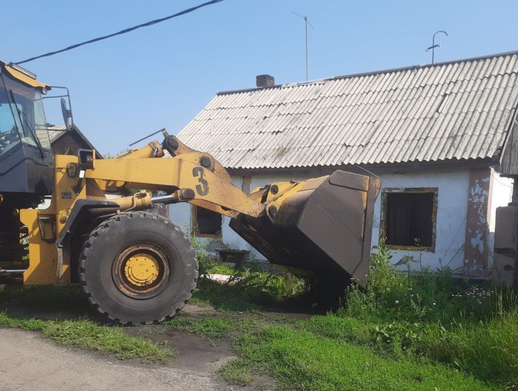 Траву скосили, дом сносят: в муниципалитетах выполняют поручения губернатора Кузбасса после прямого эфира
