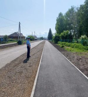 В Крапивинском округе по требованию прокуратуры проложили тротуары около школы