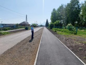 В Крапивинском округе по требованию прокуратуры проложили тротуары около школы
