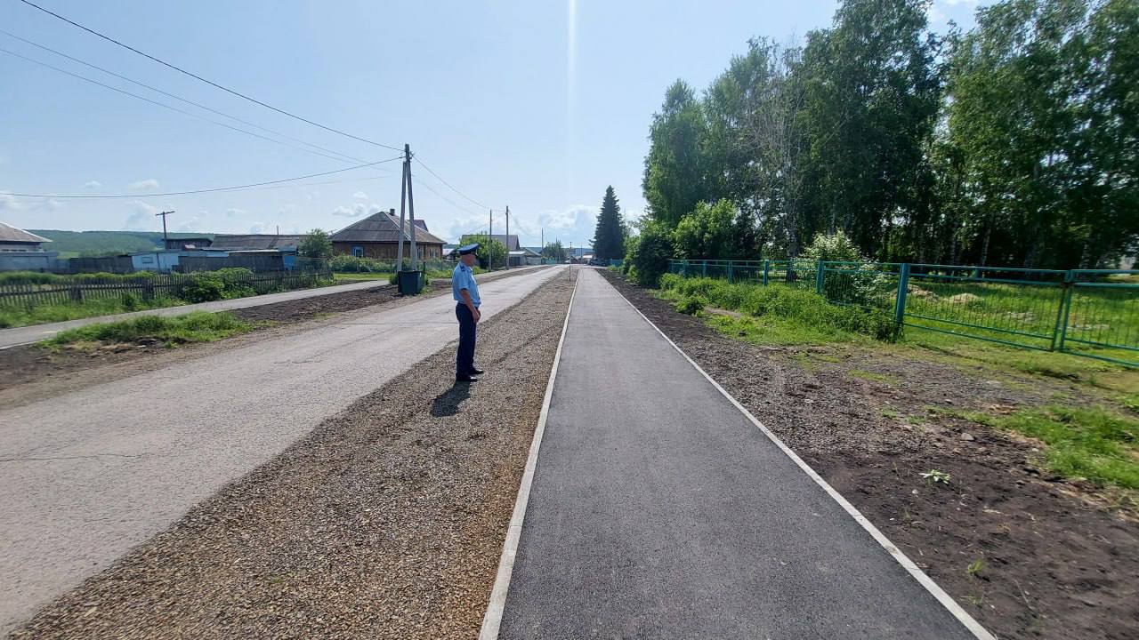 В Крапивинском округе по требованию прокуратуры проложили тротуары около школы