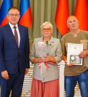 Самые крепкие супружеские пары Кузбасса наградили в День семьи, любви и верности