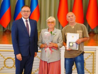 Самые крепкие супружеские пары Кузбасса наградили в День семьи, любви и верности