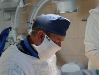 В Прокопьевске хирурги спасли руку юному пациенту с помощью ювелирной операции
