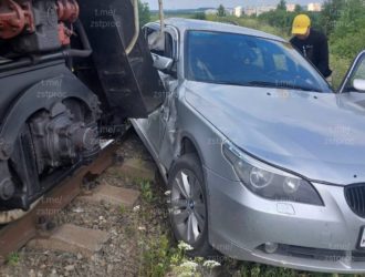 Поезд и легковушка не поделили переезд в Анжеро-Судженске