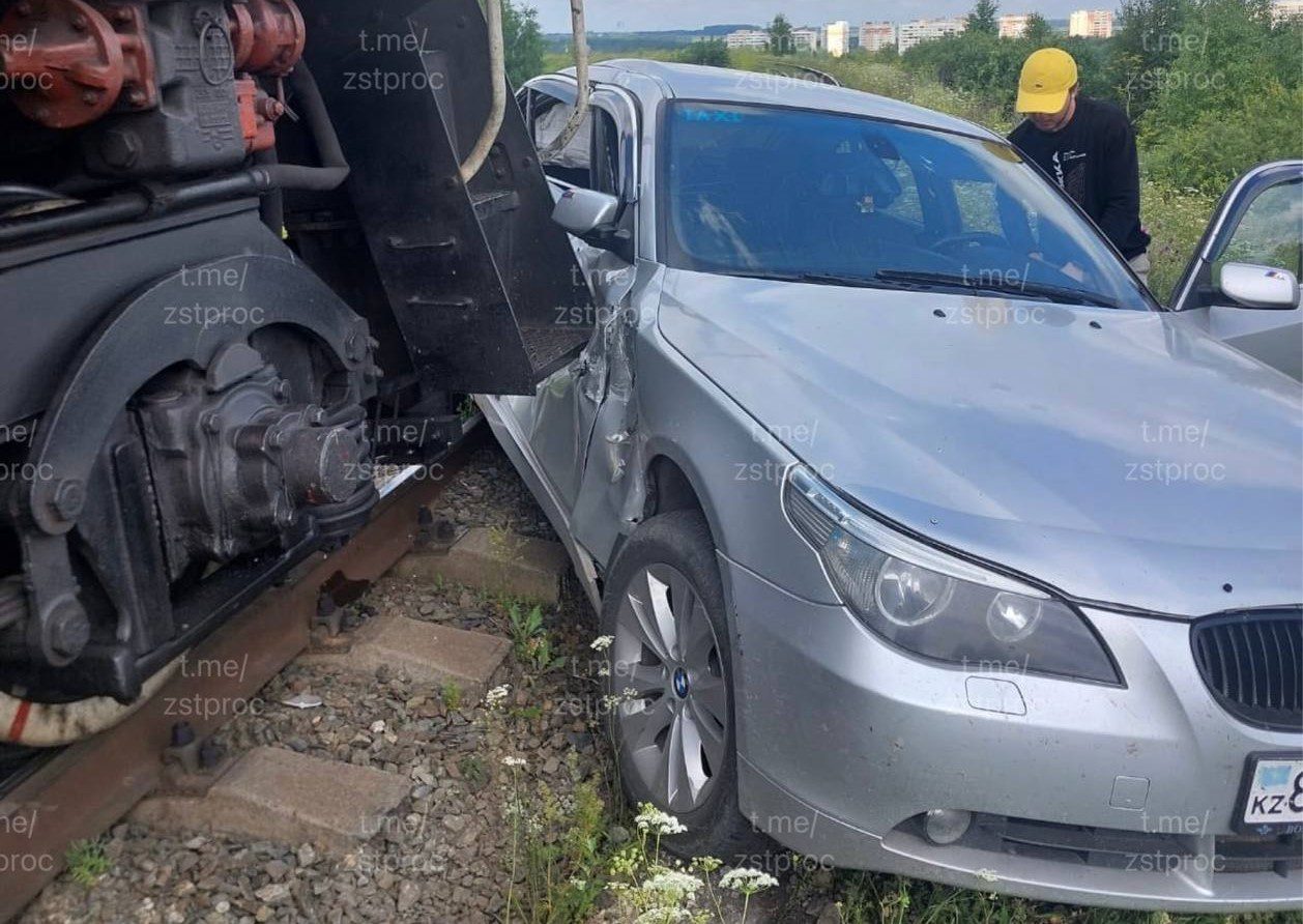 Поезд и легковушка не поделили переезд в Анжеро-Судженске