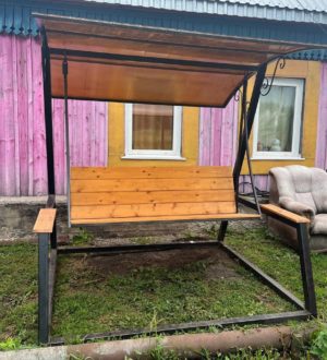 Власти помогли семье из Белова получить качели для больного ребенка