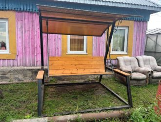 Власти помогли семье из Белова получить качели для больного ребенка