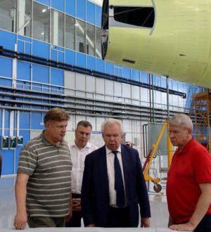 Анатолий Серышев ознакомился с процессом сборки пассажирского авиалайнера МС-21 на Иркутском авиационном заводе